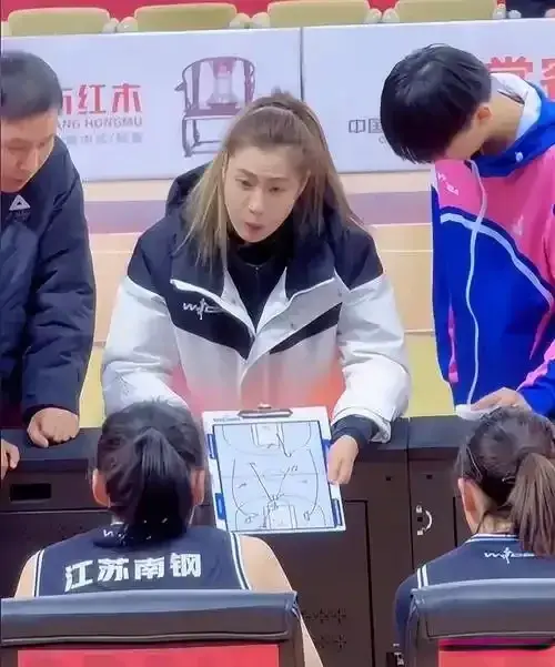然领跑世界, 简介, 中国篮协便
