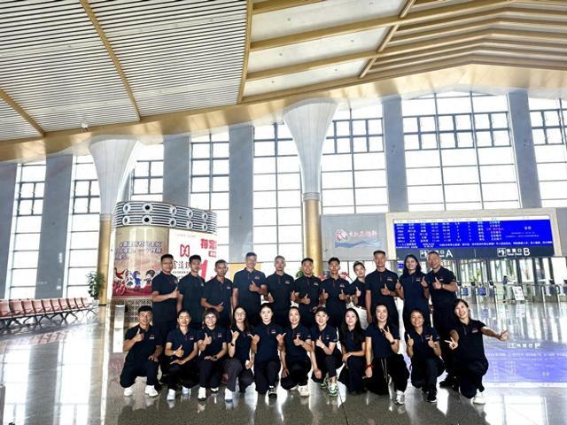 全体队员经, 名运动员 全体队员经, 名运动员